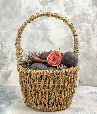 Canasta tejida con frutas dentro